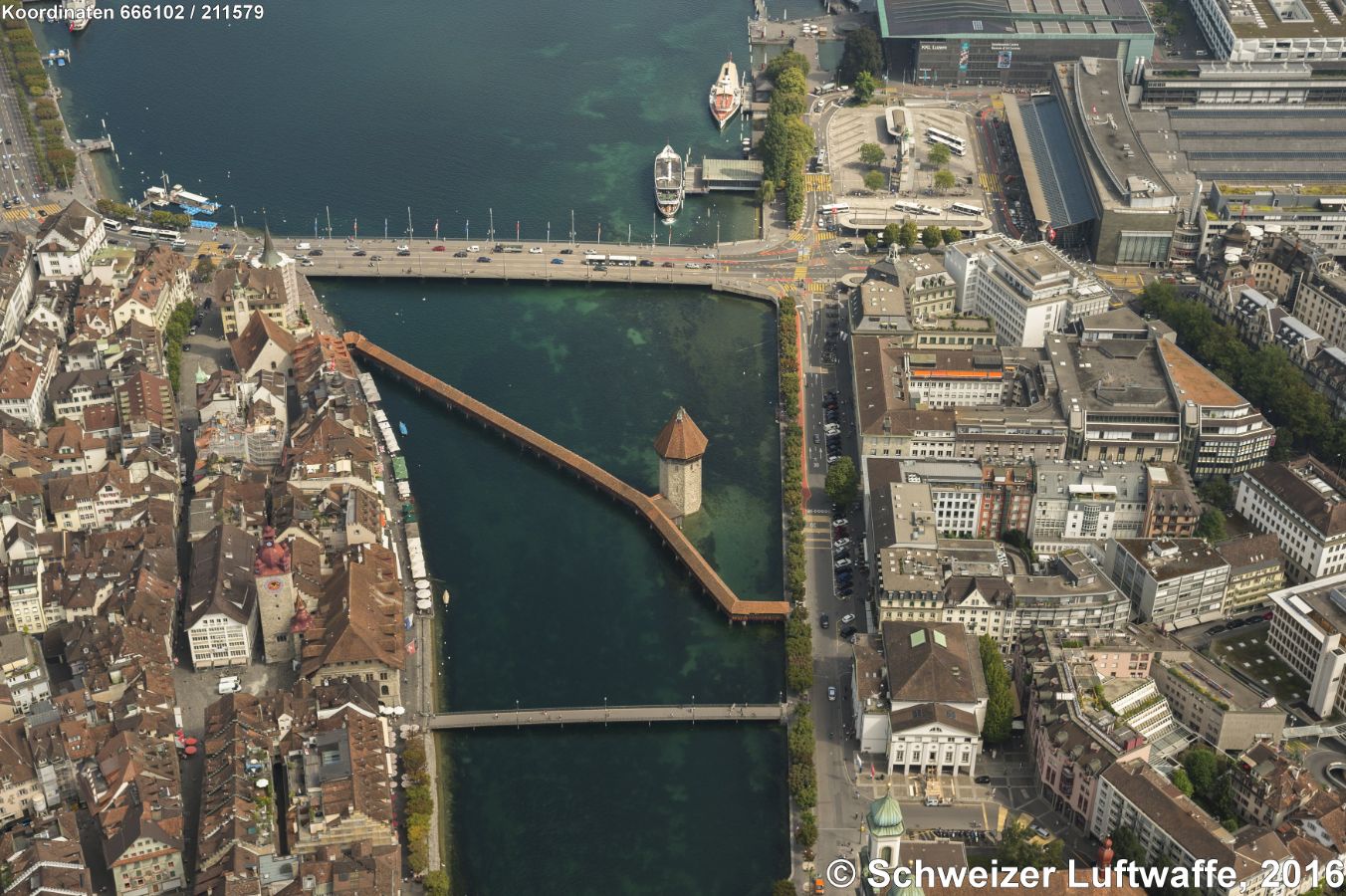 Kappelbrücke mit Wasserturm (Position 2'666'002.99, 1'211'500.52). Luzerner Altstadt; Jesuitenkirche am untern Bildrand mit Stadttheater. Im Hntergrund: KKL